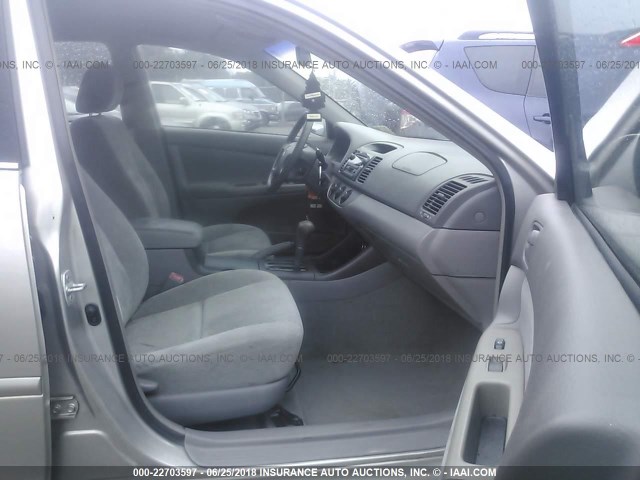 4T1BE32K74U815039 - 2004 TOYOTA CAMRY LE/XLE/SE ვერცხლისფერი ფოტო 5