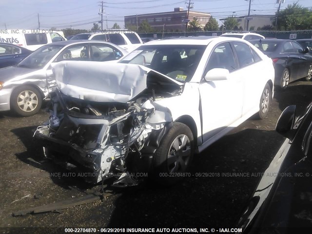 4T1BF3EK1BU731689 - 2011 TOYOTA CAMRY SE/LE/XLE WHITE photo 2