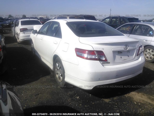 4T1BF3EK1BU731689 - 2011 TOYOTA CAMRY SE/LE/XLE WHITE photo 3