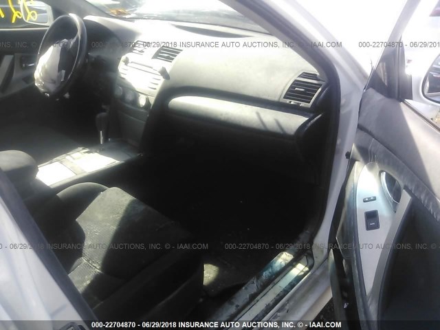 4T1BF3EK1BU731689 - 2011 TOYOTA CAMRY SE/LE/XLE WHITE photo 5