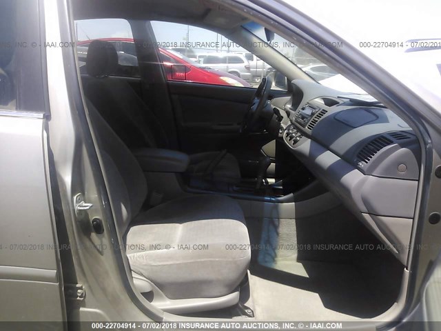 JTDBE32K830171562 - 2003 TOYOTA CAMRY LE/XLE Champagne photo 5