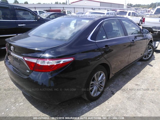 4T1BF1FK5HU307525 - 2017 TOYOTA CAMRY LE/XLE/SE/XSE BLACK photo 4