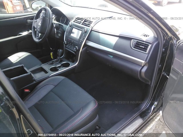 4T1BF1FK5HU307525 - 2017 TOYOTA CAMRY LE/XLE/SE/XSE BLACK photo 5