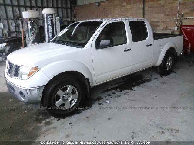 1N6AD09WX7C435808 - 2007 NISSAN FRONTIER CREW CAB LE/SE/OFF ROAD WHITE photo 2