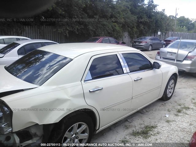 2C3KA53G47H696402 - 2007 CHRYSLER 300 TOURING WHITE photo 4