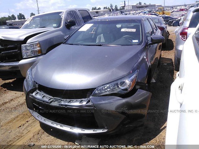 4T1BF1FK3HU400222 - 2017 TOYOTA CAMRY LE/XLE/SE/XSE ნაცრისფერი ფოტო 2