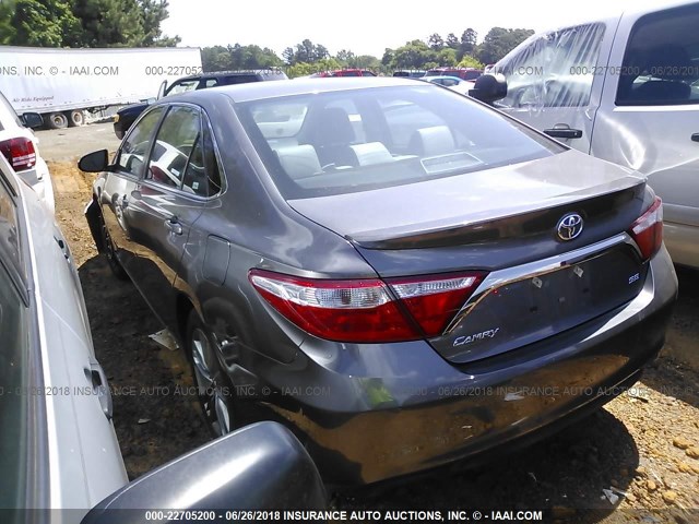 4T1BF1FK3HU400222 - 2017 TOYOTA CAMRY LE/XLE/SE/XSE ნაცრისფერი ფოტო 3