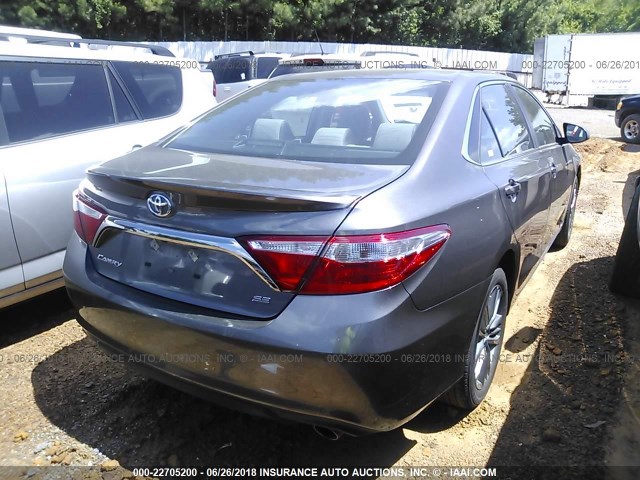 4T1BF1FK3HU400222 - 2017 TOYOTA CAMRY LE/XLE/SE/XSE ნაცრისფერი ფოტო 4