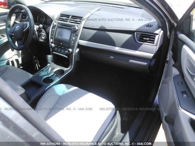 4T1BF1FK3HU400222 - 2017 TOYOTA CAMRY LE/XLE/SE/XSE ნაცრისფერი ფოტო 5