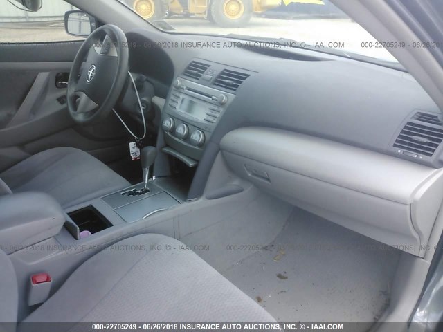 4T4BF3EK2BR208901 - 2011 TOYOTA CAMRY SE/LE/XLE ნაცრისფერი ფოტო 5