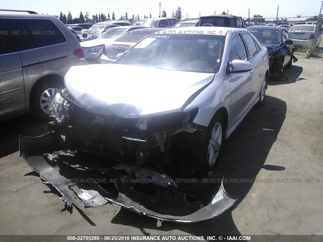 4T1BF1FK4EU417056 - 2014 TOYOTA CAMRY L/SE/LE/XLE Gümüş foto 2