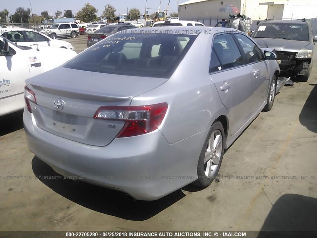 4T1BF1FK4EU417056 - 2014 TOYOTA CAMRY L/SE/LE/XLE Gümüş foto 4