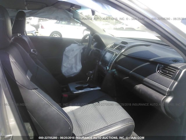 4T1BF1FK4EU417056 - 2014 TOYOTA CAMRY L/SE/LE/XLE Gümüş foto 5