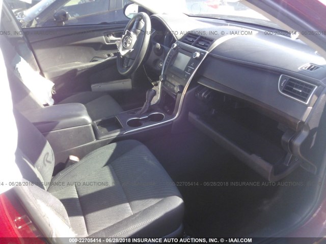 4T1BF1FKXGU605146 - 2016 TOYOTA CAMRY LE/XLE/SE/XSE MAROON photo 5