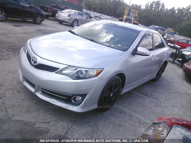 4T1BF1FK7CU584654 - 2012 TOYOTA CAMRY SE/LE/XLE SILVER photo 2