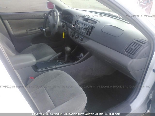 4T1BF32K92U018706 - 2002 TOYOTA CAMRY LE/XLE/SE თეთრი ფოტო 5