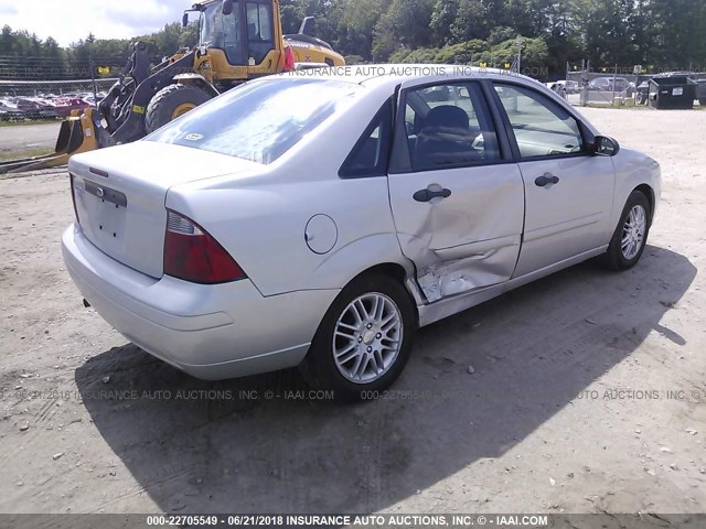 1FAFP34N87W112166 - 2007 FORD FOCUS ZX4/S/SE/SES SILVER photo 4