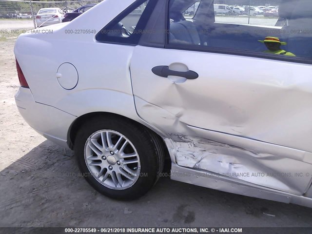 1FAFP34N87W112166 - 2007 FORD FOCUS ZX4/S/SE/SES 银色 照片 6
