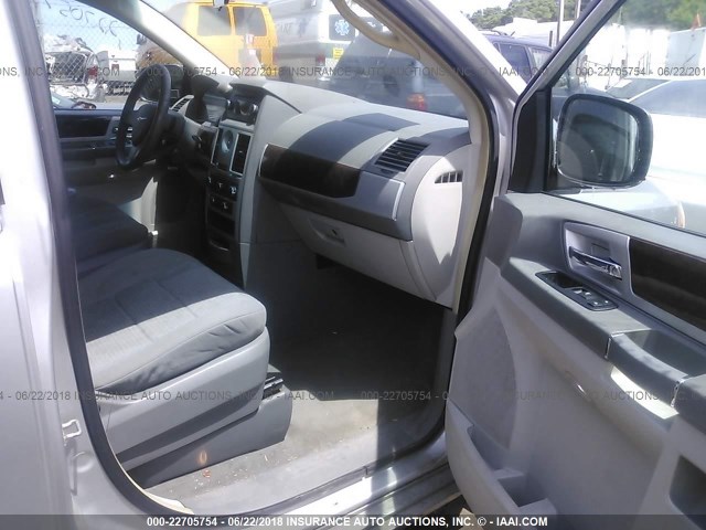 2A8HR54179R683979 - 2009 CHRYSLER TOWN & COUNTRY TOURING SILVER photo 5