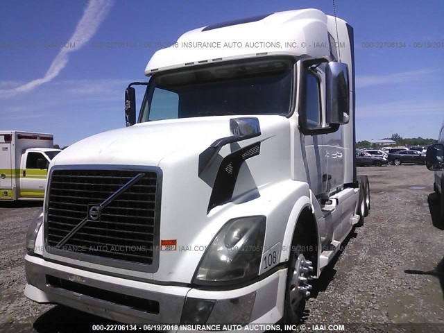 4V4NC9EJXFN183653 - 2015 VOLVO VN WHITE photo 2