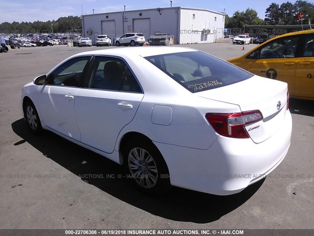 4T1BF1FK7CU534904 - 2012 TOYOTA CAMRY SE/LE/XLE WHITE photo 3