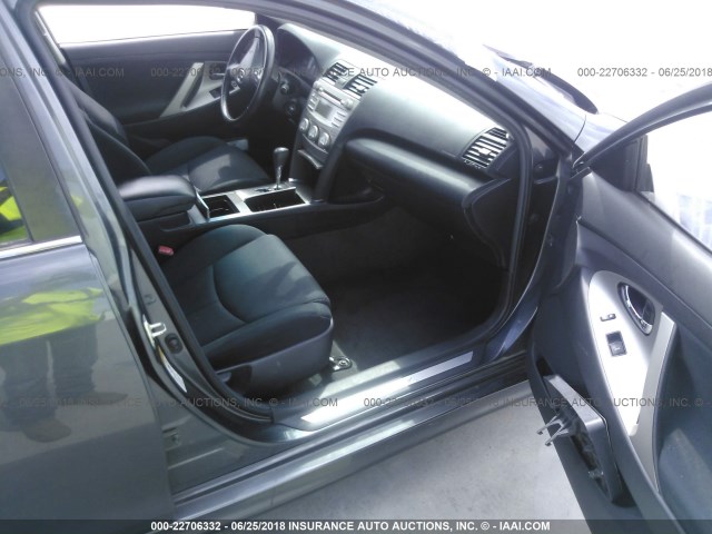 4T1BF3EK0AU039857 - 2010 TOYOTA CAMRY SE/LE/XLE 灰色 照片 5
