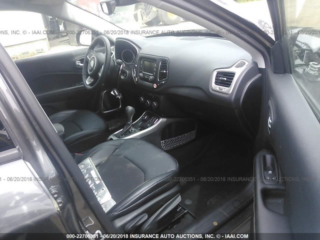 3C4NJDBB7HT674699 - 2017 JEEP COMPASS LATITUDE 灰色 照片 5