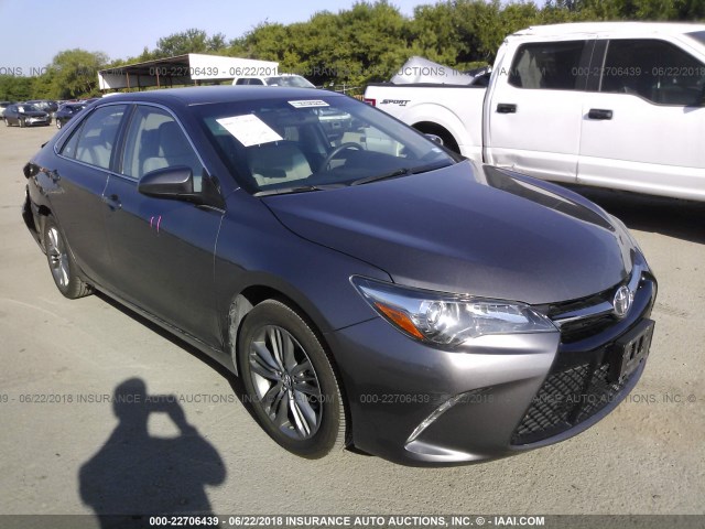 4T1BF1FK7HU425057 - 2017 TOYOTA CAMRY LE/XLE/SE/XSE ყავისფერი ფოტო 1