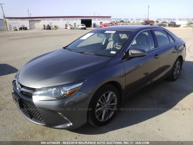 4T1BF1FK7HU425057 - 2017 TOYOTA CAMRY LE/XLE/SE/XSE ყავისფერი ფოტო 2