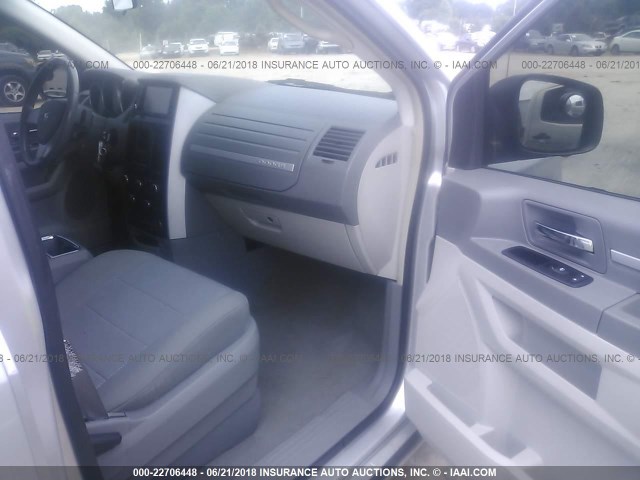 1D8HN54P28B107464 - 2008 DODGE GRAND CARAVAN SXT SILVER photo 5