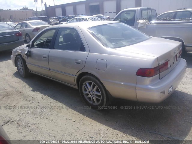 JT2BF28K310336910 - 2001 TOYOTA CAMRY LE/XLE GOLD photo 3