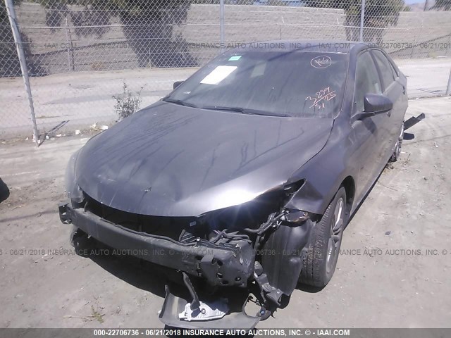 4T1BF1FK0GU174137 - 2016 TOYOTA CAMRY LE/XLE/SE/XSE GRAY photo 2