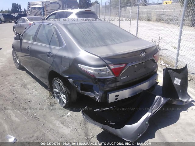 4T1BF1FK0GU174137 - 2016 TOYOTA CAMRY LE/XLE/SE/XSE GRAY photo 3