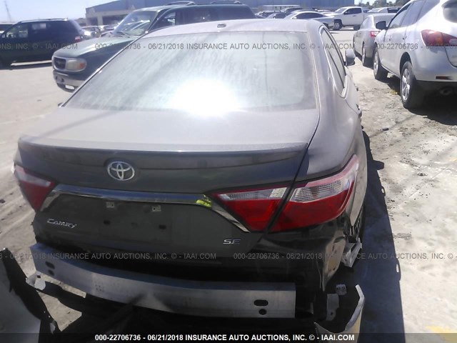 4T1BF1FK0GU174137 - 2016 TOYOTA CAMRY LE/XLE/SE/XSE GRAY photo 4