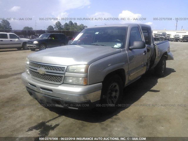 2GCEC13V061326159 - 2006 CHEVROLET SILVERADO C1500 SILVER photo 2