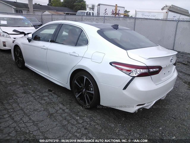 4T1B61HK0JU080683 - 2018 TOYOTA CAMRY XSE WHITE photo 3