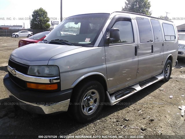 1GBFG15X241125037 - 2004 CHEVROLET EXPRESS G1500  GRAY photo 2