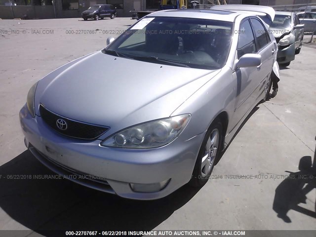 4T1BE30KX5U080416 - 2005 TOYOTA CAMRY LE/XLE/SE Gümüş foto 2