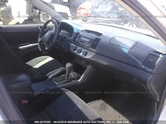 4T1BE30KX5U080416 - 2005 TOYOTA CAMRY LE/XLE/SE Gümüş foto 5