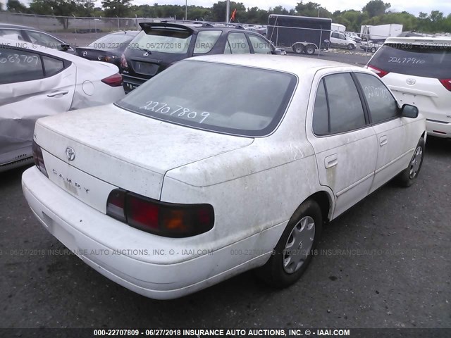 4T1BG12K4TU716692 - 1996 TOYOTA CAMRY DX/LE/XLE WHITE photo 4