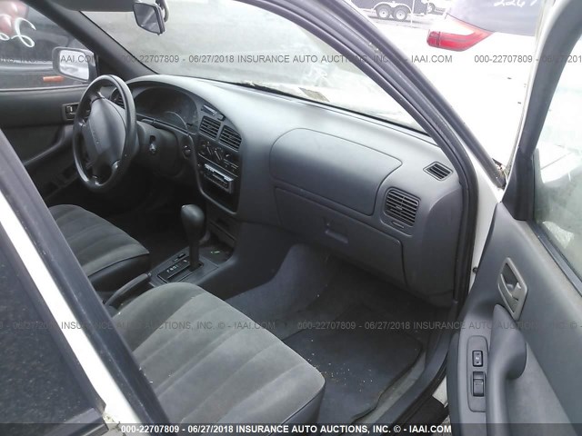 4T1BG12K4TU716692 - 1996 TOYOTA CAMRY DX/LE/XLE თეთრი ფოტო 5