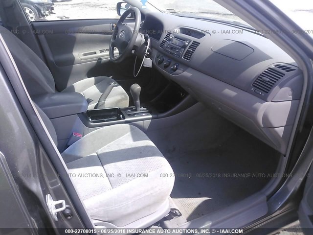 4T1BF32K73U547704 - 2003 TOYOTA CAMRY LE/XLE/SE ნაცრისფერი ფოტო 5