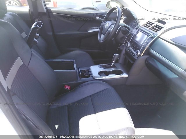 4T1BF1FK8EU313167 - 2014 TOYOTA CAMRY L/SE/LE/XLE 白色 照片 5