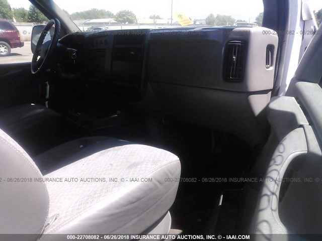 1GNFH15Z571215174 - 2007 CHEVROLET EXPRESS G1500  WHITE photo 5