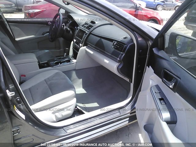 4T1BD1FK1DU088398 - 2013 TOYOTA CAMRY HYBRID/LE/XLE 灰色 照片 5