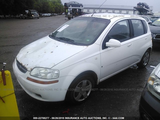 KL1TD66618B166955 - 2008 CHEVROLET AVEO LS WHITE photo 2