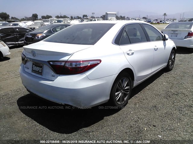 4T1BF1FKXHU812444 - 2017 TOYOTA CAMRY LE/XLE/SE/XSE WHITE photo 4