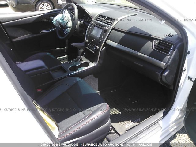 4T1BF1FKXHU812444 - 2017 TOYOTA CAMRY LE/XLE/SE/XSE WHITE photo 5