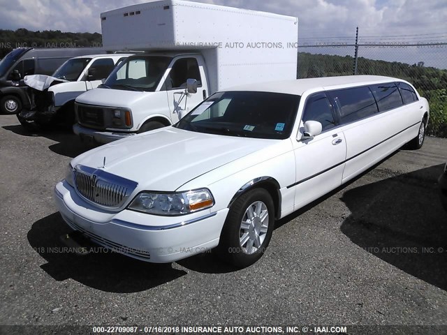 2L1FL8JW1BX764475 - 2011 LINCOLN TOWN CAR EXECUTIVE WHITE photo 2