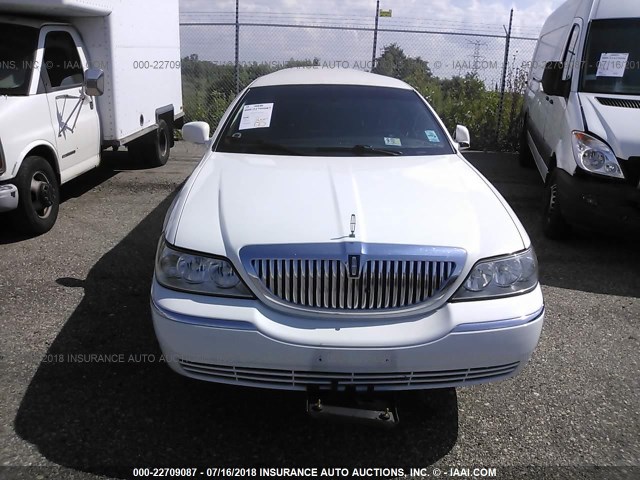 2L1FL8JW1BX764475 - 2011 LINCOLN TOWN CAR EXECUTIVE WHITE photo 6